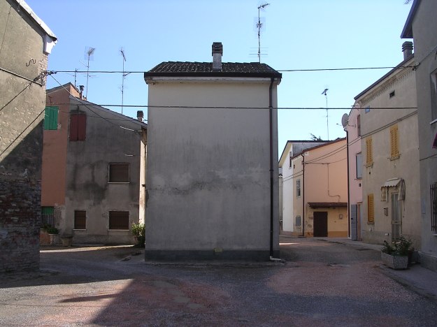 A passi leggeri s'aggira.