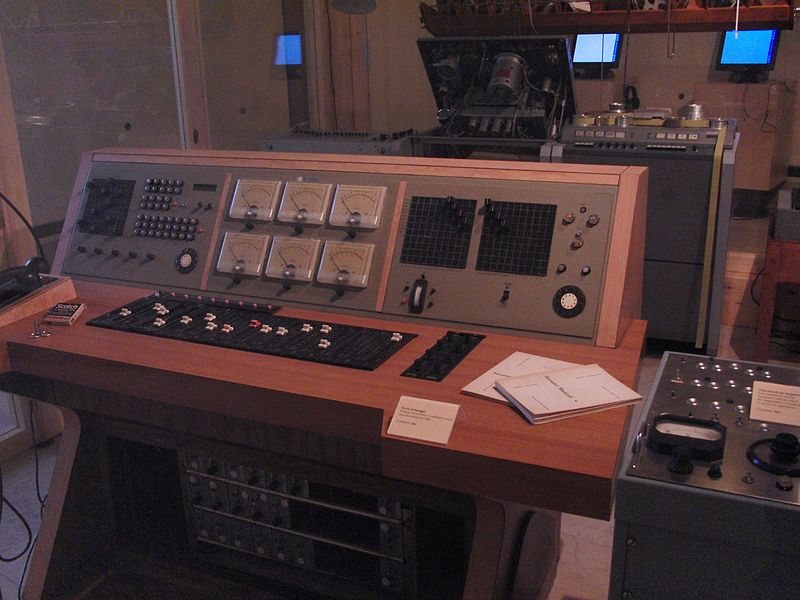 La console audio dello Studio di fonologia della Rai di Milano, dove lavorarono tra gli altri Luciano Berio, Bruno Maderna, Umberto Eco, Giovanni Belletti, Maddalena Novati, Marino Zuccheri