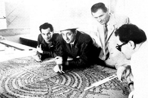 Marcello D'Olivo (al centro) e il progetto della "chiocciola" di Lignano Pineta