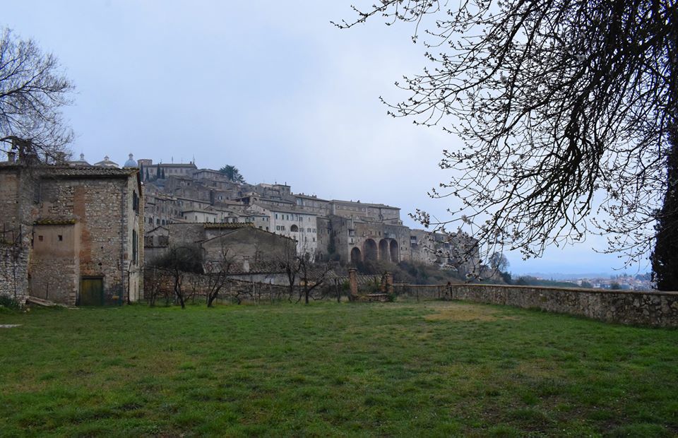 Storia di uno sguardo a puntate, 6 / Sullo sfondo delle&nbsp;mura